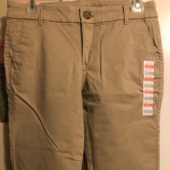 *NEW WITH TAGS* Old Navy Regular Bootcut Khakis - Picture 1 of 4